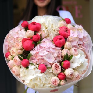 BIG 118 Bouquet with hydrangeas, peonies and peony roses