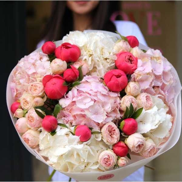 Bouquet with hydrangeas, peonies and peony roses BIG 118