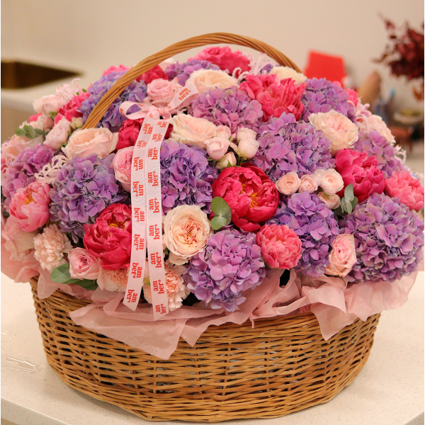 BIG 59 Basket with hydrangeas, peony roses and peonies