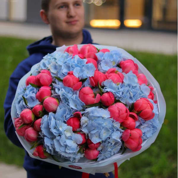 Bouquet with hydrangeas and coral peonies BIG 117