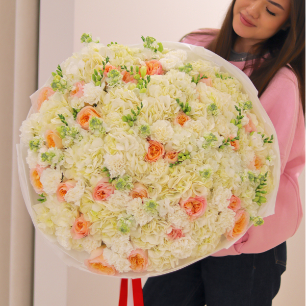 Bouquet with hydrangeas, peony roses, dianthus, mattiola and freesia BIG 66