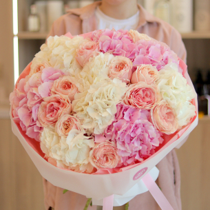 BIG 58 A bouquet of hydrangea and premium peony rose Tsumugi