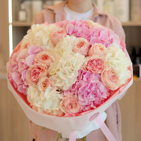 A bouquet of hydrangea and premium peony rose Tsumugi BIG 58