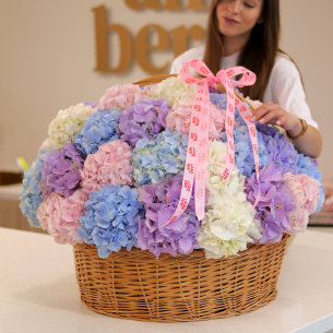 BIG 52 Bright arrangement with hydrangeas. In the photo 41 pcs.