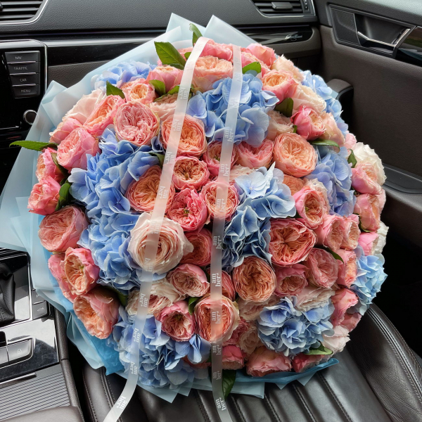 Bouquet with hydrangeas and peony roses BIG 61