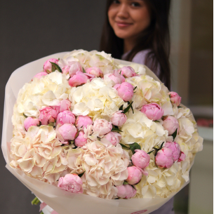Bouquet with hydrangeas and peonies BIG 133