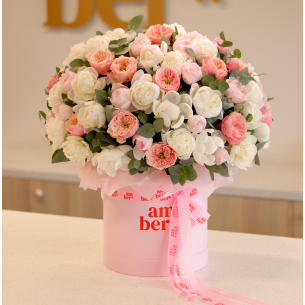 BIG 26 Arrangement in a box with peonies and peony roses. Size L in the photo
