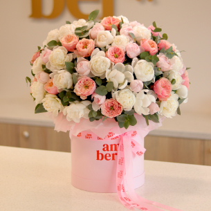 BIG 26 Arrangement in a box with peonies and peony roses. Size L in the photo