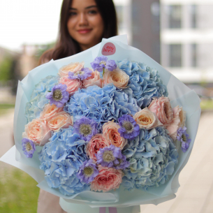 Bouquet with hydrangeas, scabiosa and peony roses BIG 92