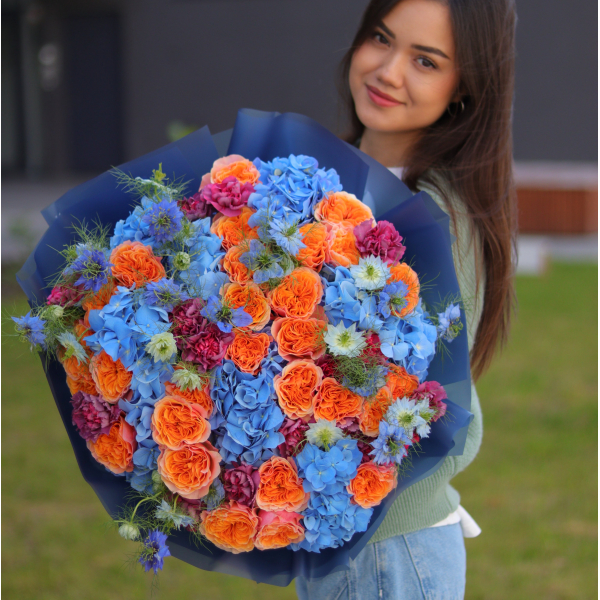 Bouquet with hydrangeas, peony roses, nigella and dianthus BIG 84