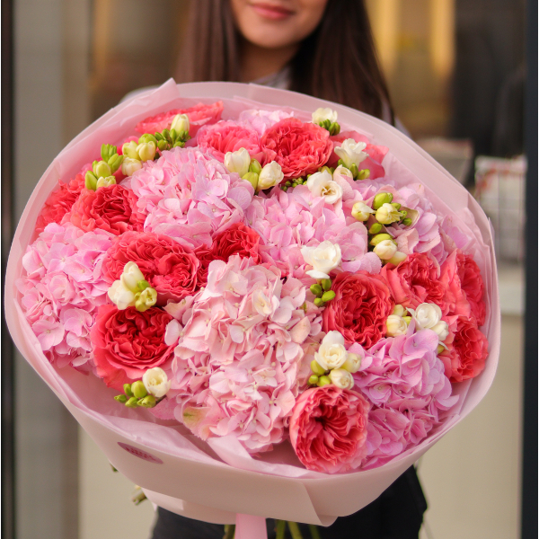 Букет з гортензіями, піоновидними трояндами та фрезією  BOUQUET 03