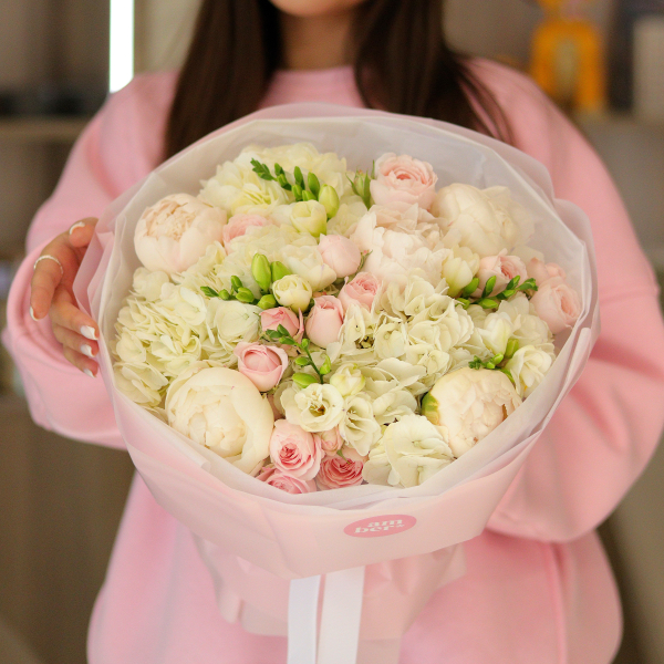 BOUQUET 07 Букет з гортензіями, півоніями, кущовими трояндами та фрезіями