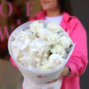BOUQUET 297 Букет з гортензією, піонами та діантусами