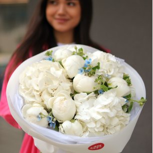 BOUQUET 303 Bouquet with hydrangeas, peonies and oxypetalum