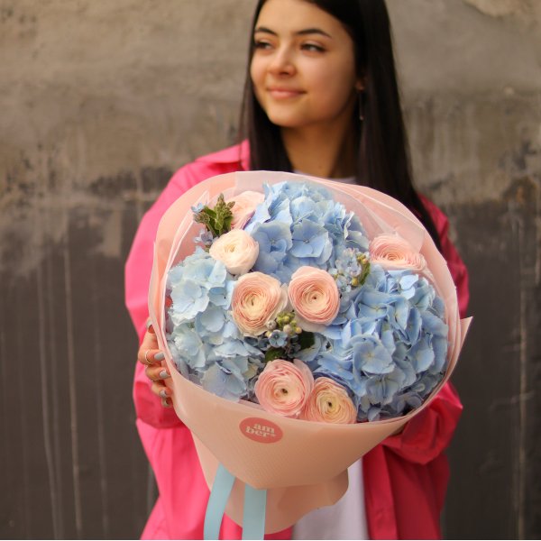 Bouquet with hydrangeas, ranunculus and occipitalum BOUQUET 275