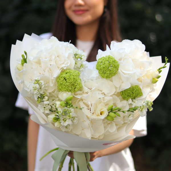 Букет з гортензіями, матіолою, вібурнумом та фрезією BOUQUET 05