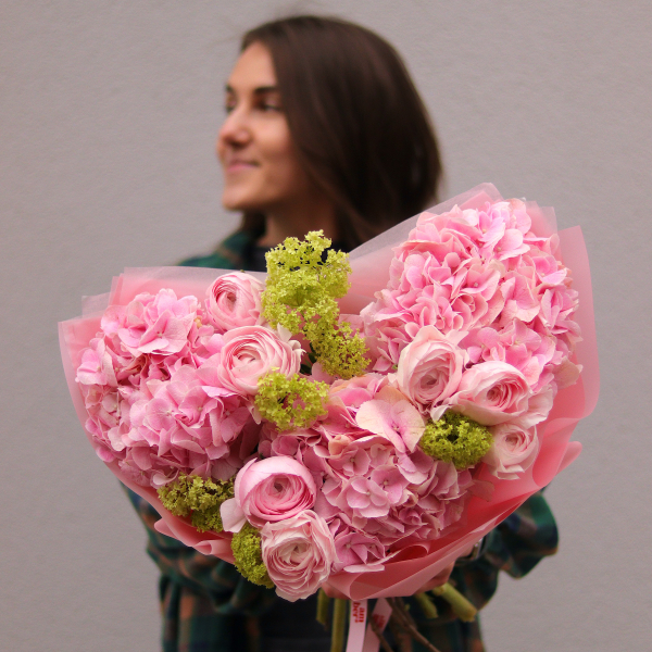 Bouquet with ranunculus, hydrangeas and viburnum BOUQUET 12
