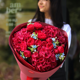 Букет з гортензіями, піоновидними трояндами та оксипеталумом BOUQUET 313