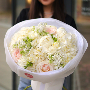 BOUQUET 80 Bouquet with peony roses, hydrangeas, lilac, peonies and freesia