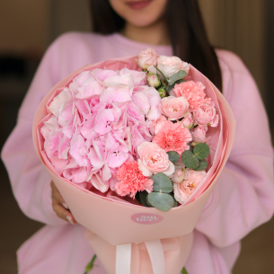 BOUQUET 181 Букет з кущовими трояндами, гортензією, діантусами та евкаліптом