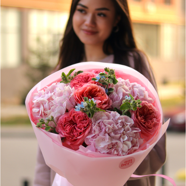 Букет з гортензіями, оксипеталумом та піоновидними трояндами BOUQUET 243