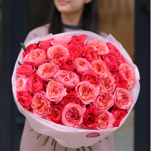 MONO 130 Monobouquet from a mix of peony roses