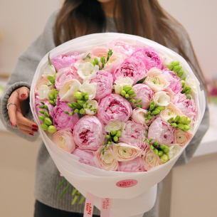 BOUQUET 160 Букет з півоніями, фрезіями та ранункулюсами 