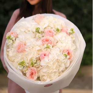 Букет з гортензіями, піоновидними трояндами та матіолою BOUQUET 276