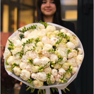 BOUQUET 242 Букет з півоніями та фрезією