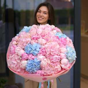 BOUQUET 56 Bouquet with hydrangeas and peonies