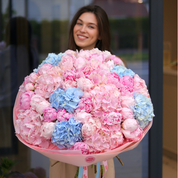 BOUQUET 56 Bouquet with hydrangeas and peonies