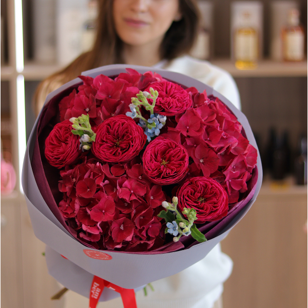 BOUQUET 200 Букет з гортензіями, піоновидними трояндами та оксипеталумом