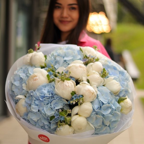 Bouquet with hydrangeas, peonies and oxypetalum BOUQUET 304