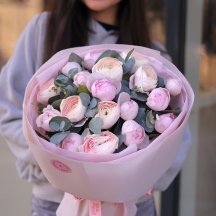 BOUQUET 128 Букет з піоновидними трояндами, ранункулюсами та евкаліптом