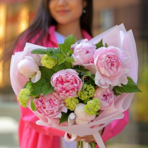 BOUQUET 104 Bouquet with peonies, viburnum and raspberry leaves