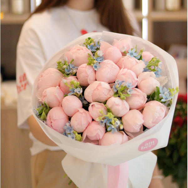 BOUQUET 260 Bouquet with peony roses and occipital