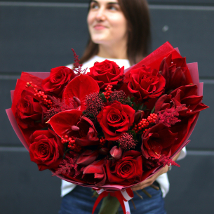 Bouquet with amaryllis, roses, anthuriums, astilbe, ilex and skimia BOUQUET 47