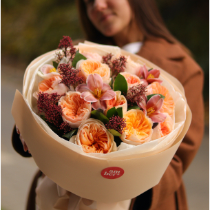 Букет з тюльпанами, піоновидними трояндами та скімією BOUQUET 62