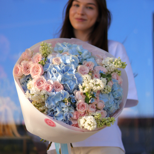 BOUQUET 18 Букет з гортензіями, кущовими трояндами, оксипеталумом та бузком