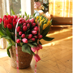 Composition in a basket with 101 tulips FLOWER BOX 52
