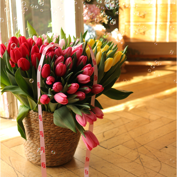 Composition in a basket with 101 tulips FLOWER BOX 52