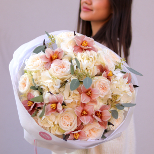 BOUQUET 151 Букет з гортензіями, піоновидними трояндами, тюльпанами та евкаліптом