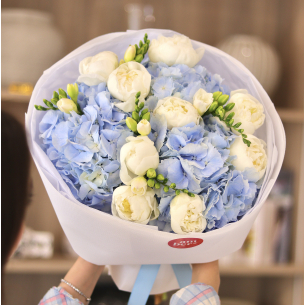 BOUQUET 44 Bouquet with hydrangeas, peonies and freesia