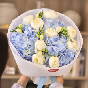 BOUQUET 44 Букет з гортензіями, півоніями та фрезією