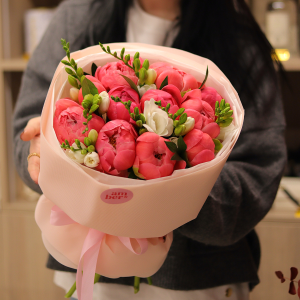 BOUQUET 91 Bouquet with coral peonies and freesia