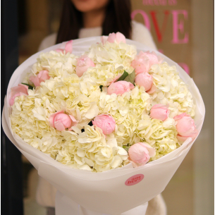 BOUQUET 122 Bouquet with hydrangeas and peony roses