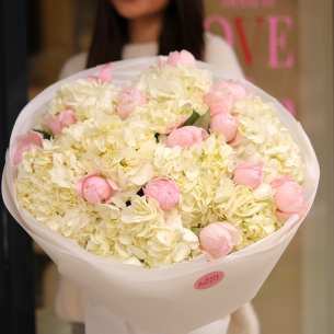 BOUQUET 122 Bouquet with hydrangeas and peony roses