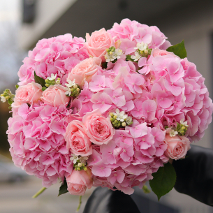BOUQUET 190 Букет з гортензіями, оксипеталумом та піоновидними трояндами