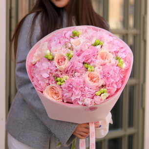 BOUQUET 183 Букет з гортензіями, фрезією, піоновидними трояндами та кущовою трояндою