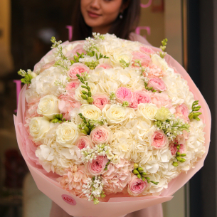 BOUQUET 250 Bouquet with hydrangeas, freesia, lilac and peony roses